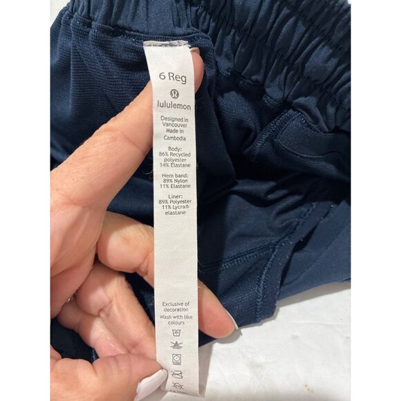 Lululemon Shorts Hotty Hot Low-Rise Lined Short 2.5 Women's size 6 gym running - Picture 8 of 8